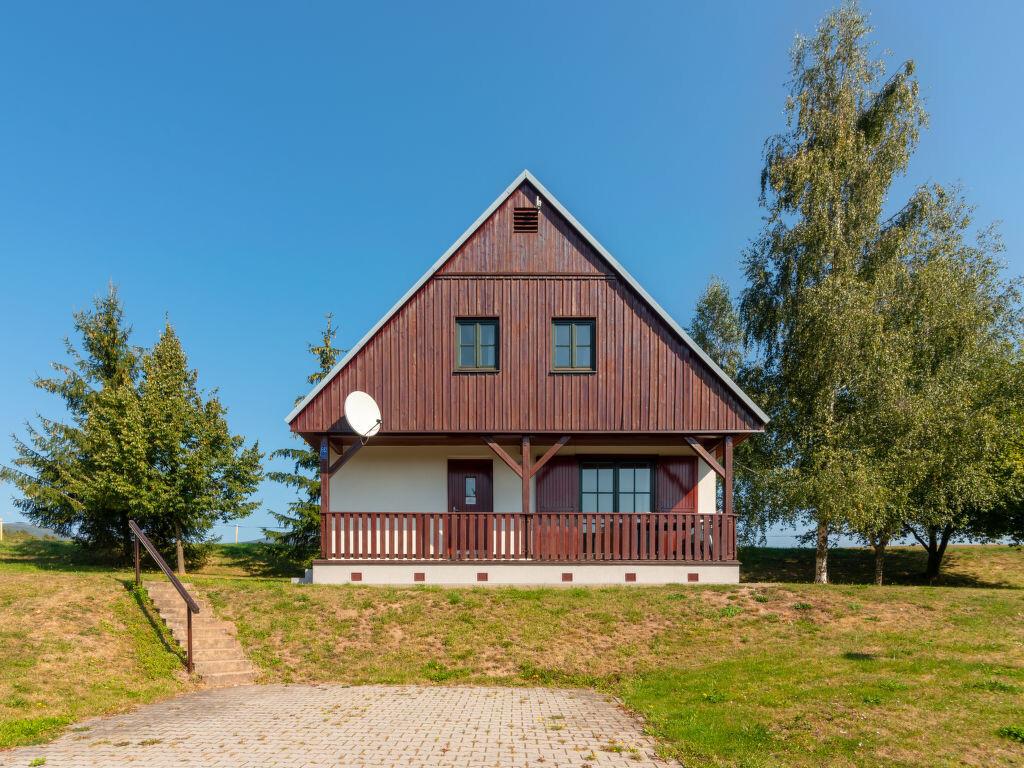 Chalets op een kleinschalig vakantiepark met zwembad in het Reuzengebergte