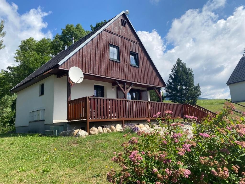 Chalets op een kleinschalig vakantiepark met zwembad in het Reuzengebergte