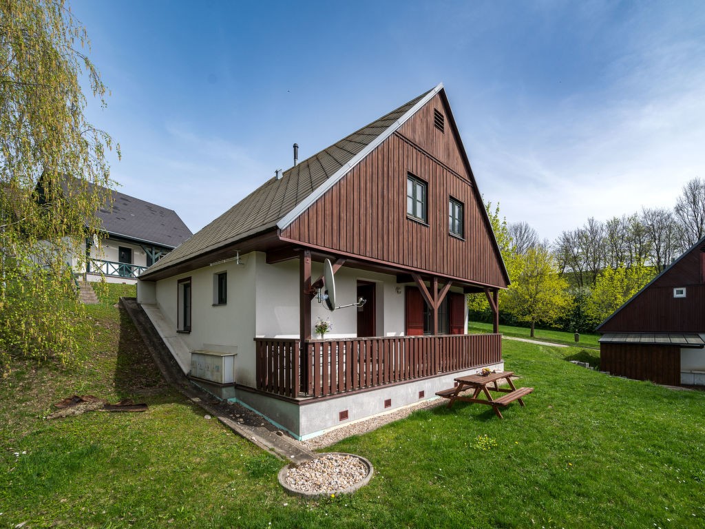 Chalets op een kleinschalig vakantiepark met zwembad in het Reuzengebergte