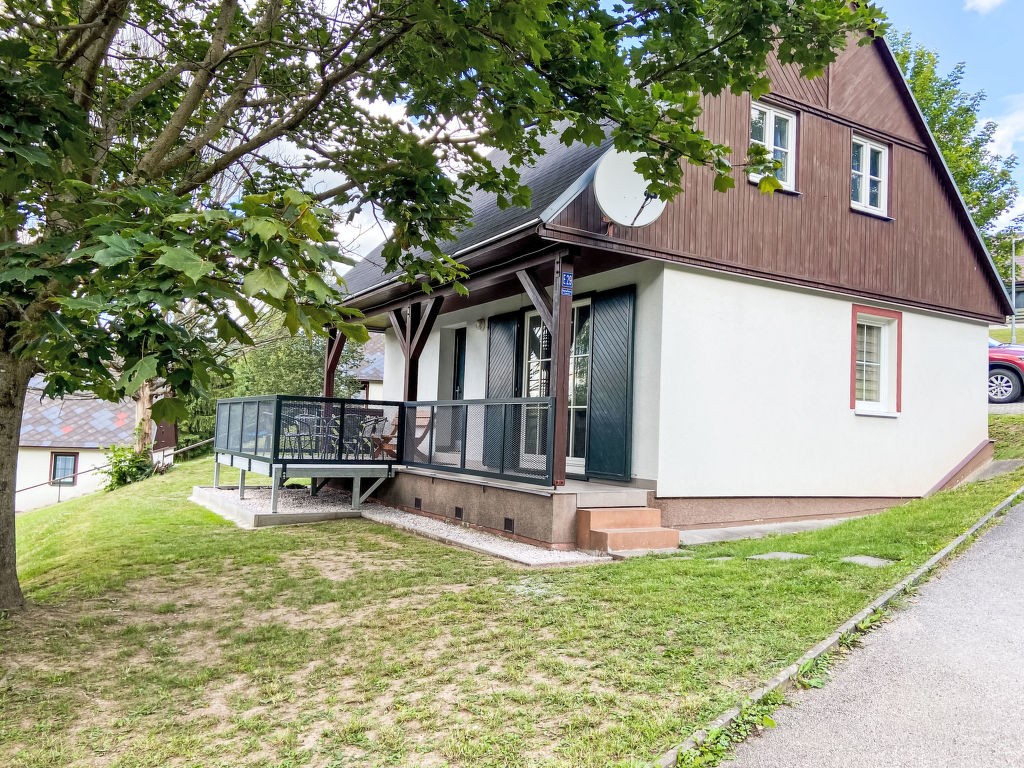 Chalets op een kleinschalig vakantiepark met zwembad in het Reuzengebergte