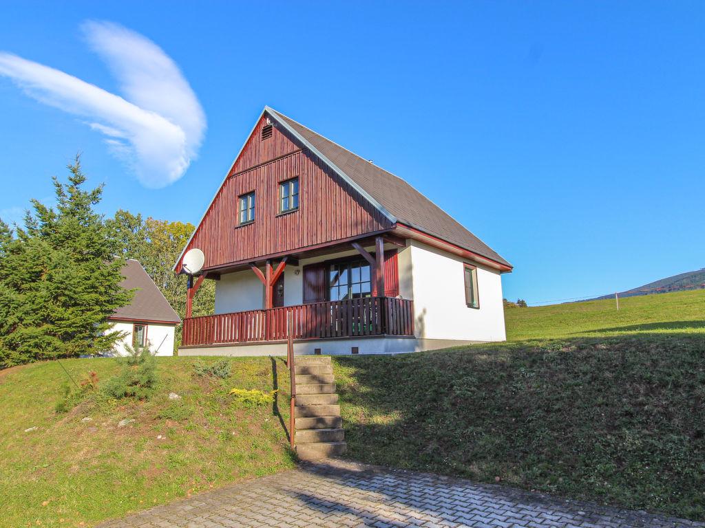 Chalets op een kleinschalig vakantiepark met zwembad in het Reuzengebergte