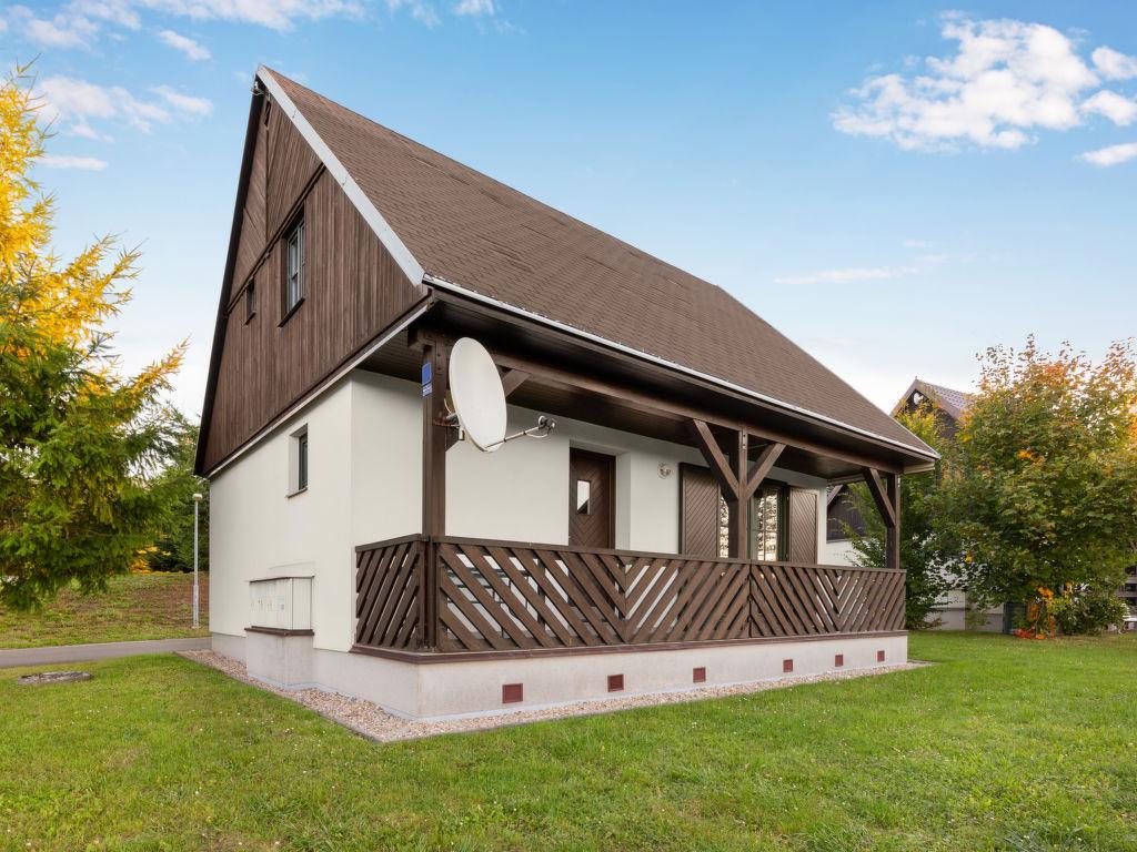 Chalets op een kleinschalig vakantiepark met zwembad in het Reuzengebergte