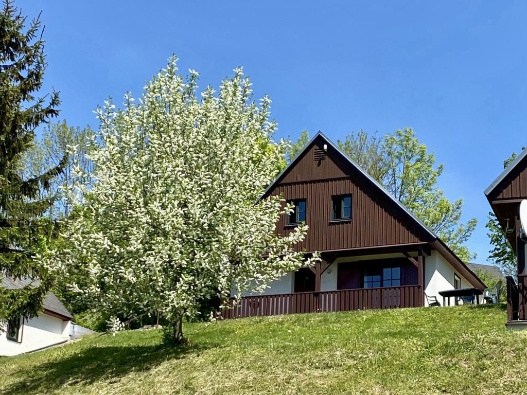 Chalets op een kleinschalig vakantiepark met zwembad in het Reuzengebergte