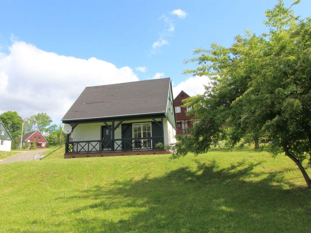 Chalets op een kleinschalig vakantiepark met zwembad in het Reuzengebergte